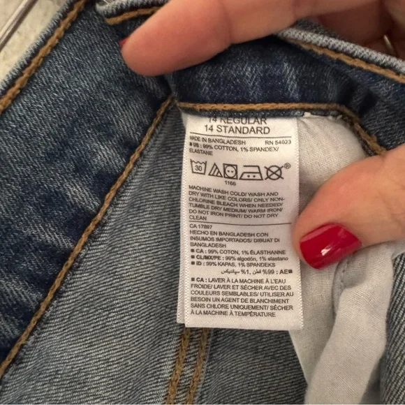 Old Navy Boyfriend Straight Distressed Jeans 14 Regular Relaxed Trendy Denim - Picture 6 of 8